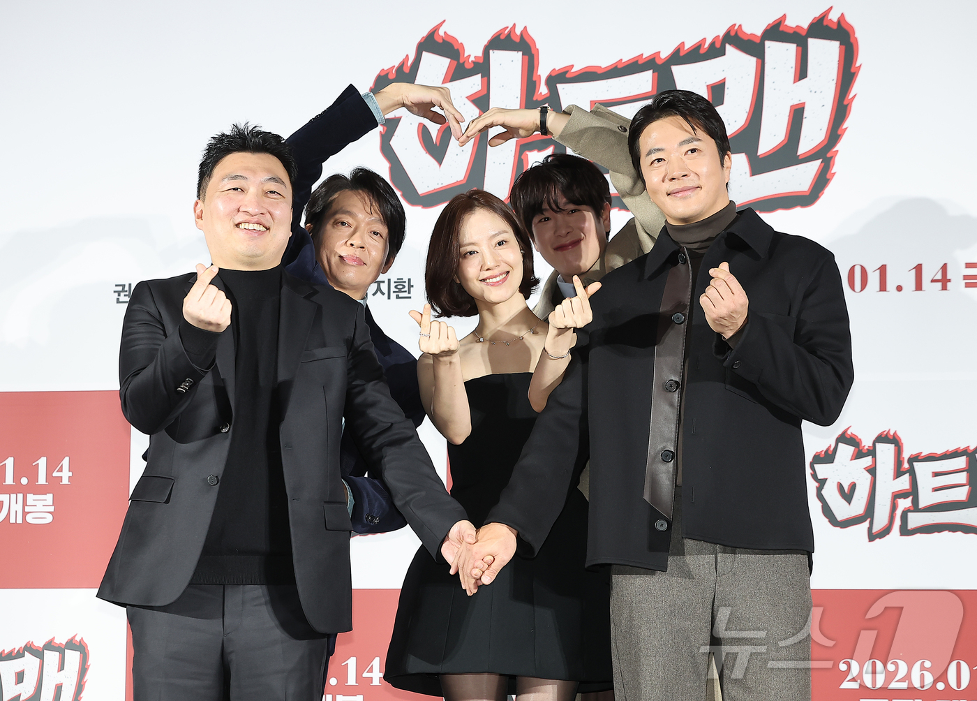 (서울=뉴스1) 김진환 기자 = 최원섭 감독(왼쪽부터), 배우 박지환, 문채원, 표지훈, 권상우가 11일 오전 서울 광진구 롯데시네마 건대입구에서 열린 영화 ‘하트맨’ 제작보고회에 …