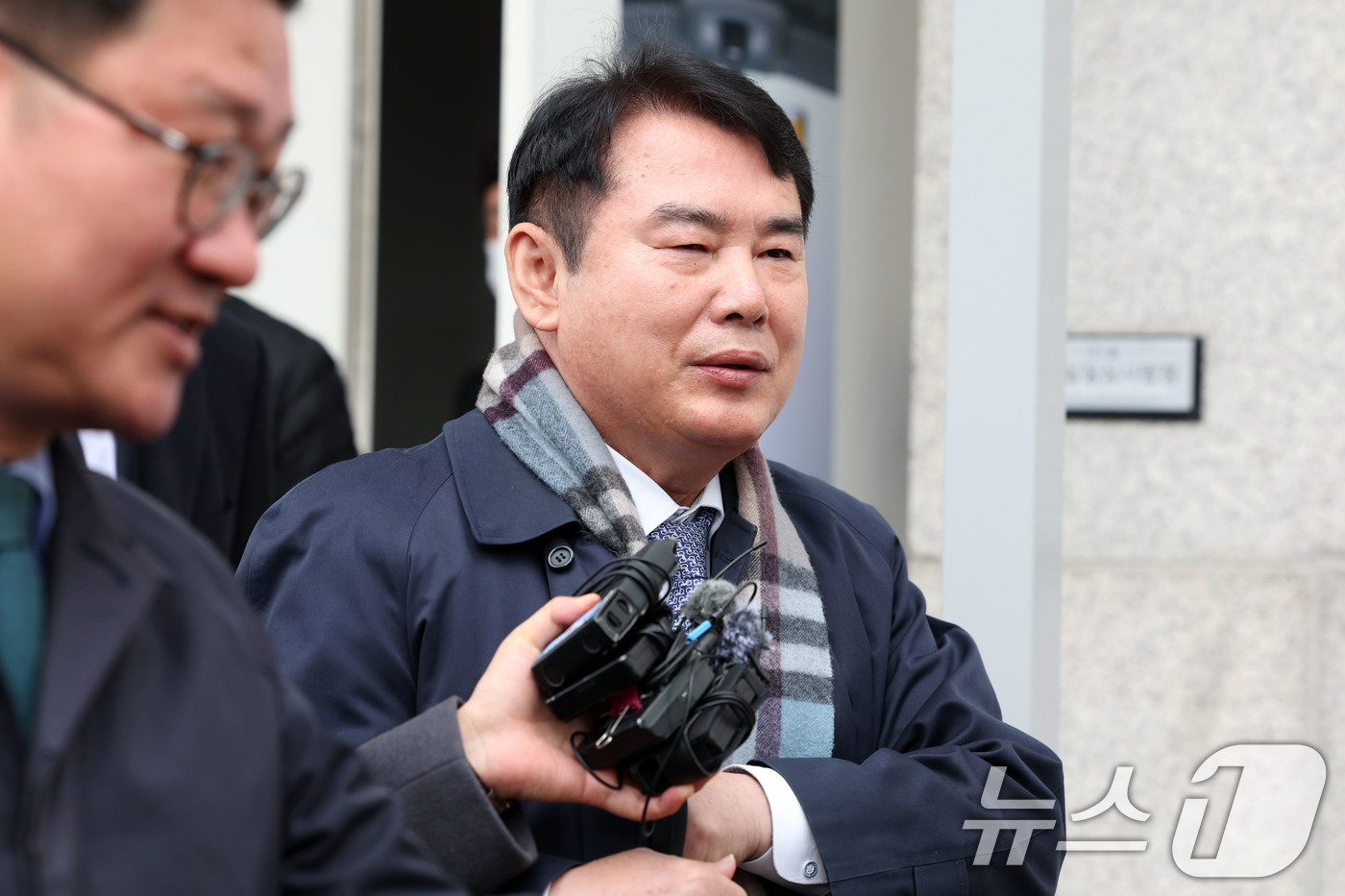 (광주=뉴스1) 이승현 기자 = 이정선 광주시교육감이 11일 광주 동구 광주지방법원에서 사전구속영장 실질심사를 받고 나오고 있다. 지난 2022년 신임 감사관 임용 절차에 개입한( …