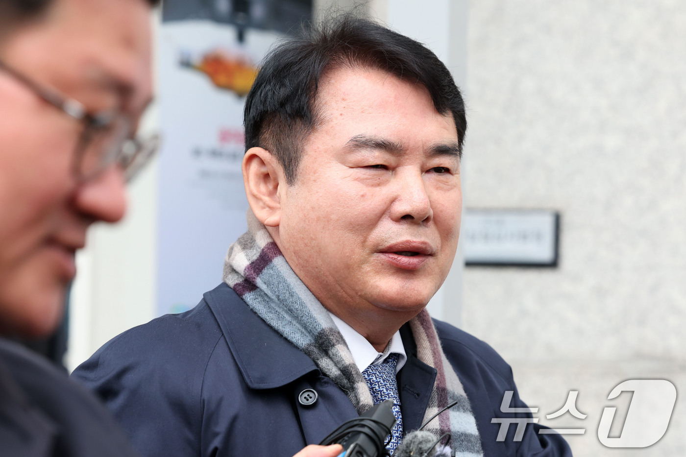 (광주=뉴스1) 이승현 기자 = 이정선 광주시교육감이 11일 광주 동구 광주지방법원에서 사전구속영장 실질심사를 받고 나오고 있다. 지난 2022년 신임 감사관 임용 절차에 개입한( …