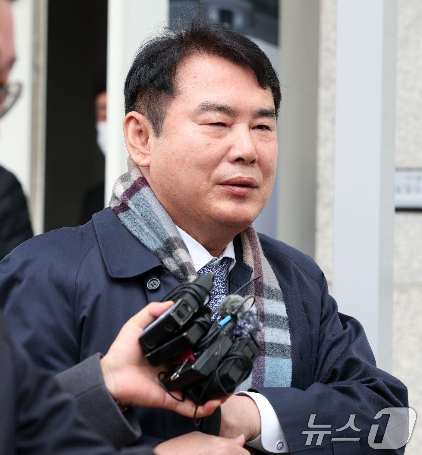 (광주=뉴스1) 이승현 기자 = 이정선 광주시교육감이 11일 광주 동구 광주지방법원에서 사전구속영장 실질심사를 받고 나오고 있다. 지난 2022년 신임 감사관 임용 절차에 개입한( …