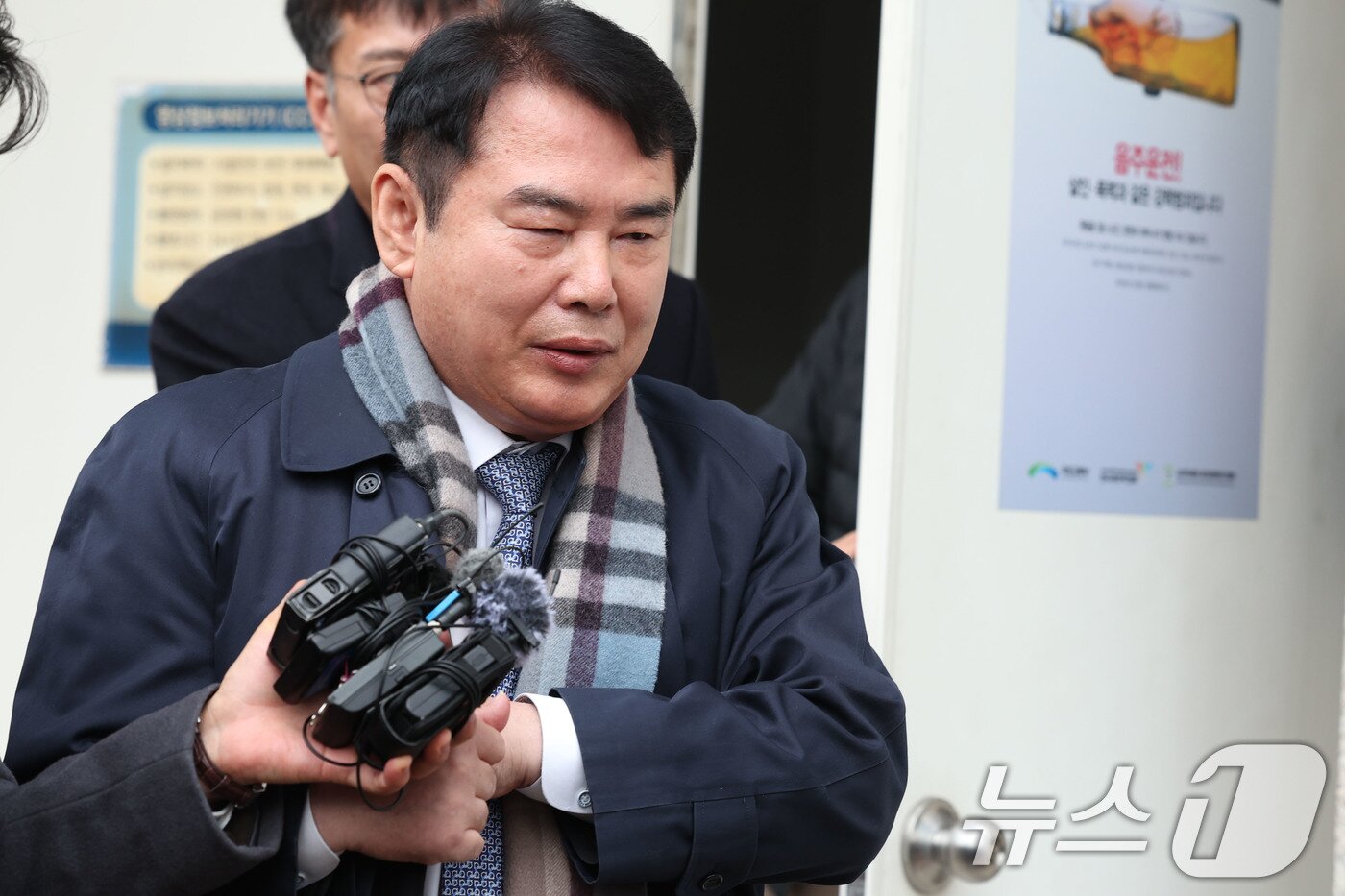 본문 이미지 - 이정선 광주시교육감이 11일 광주 동구 광주지방법원에서 사전구속영장 실질심사를 받고 나오고 있다.  2025.12.11/뉴스1 ⓒ News1 이승현 기자