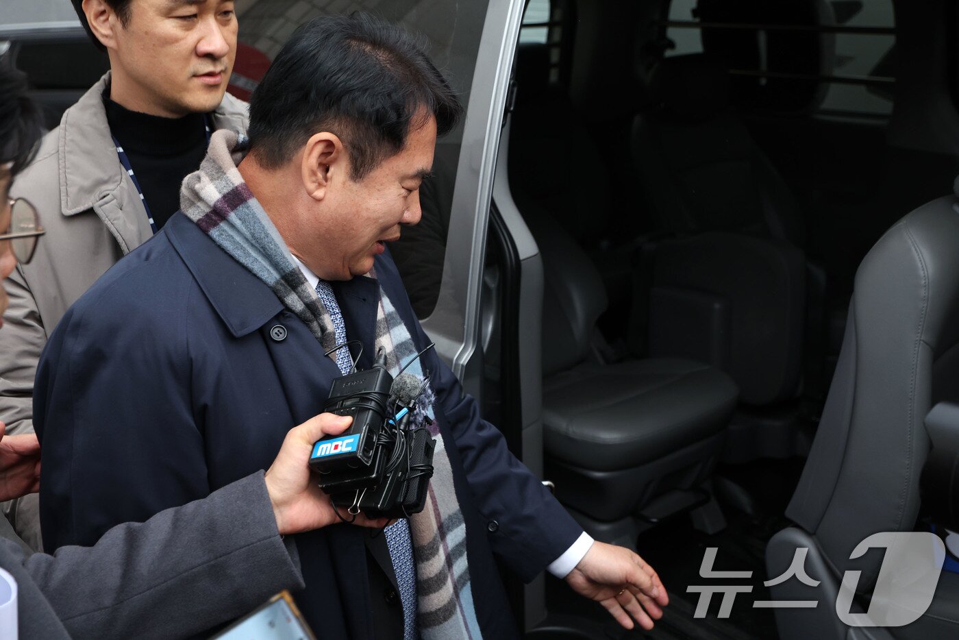 본문 이미지 - 이정선 광주시교육감이 11일 광주 동구 광주지방법원에서 사전구속영장 실질심사를 받고 나오고 있다. 지난 2022년 신임 감사관 임용 절차에 개입한&#40;직권남용 권리행사&#41; 혐의를 받는 이 교육감의 구속 여부는 이날 오후 중 나올 예정이다. 2025.12.11/뉴스1 ⓒ News1 이승현 기자