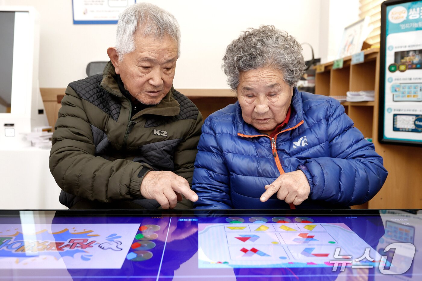 본문 이미지 - 경기도 AI 사랑방을 찾은 어르신이 화면 그림 맞추기를 하고 있다.&#40;경기도 제공. 재판매 및 DB금지&#41;