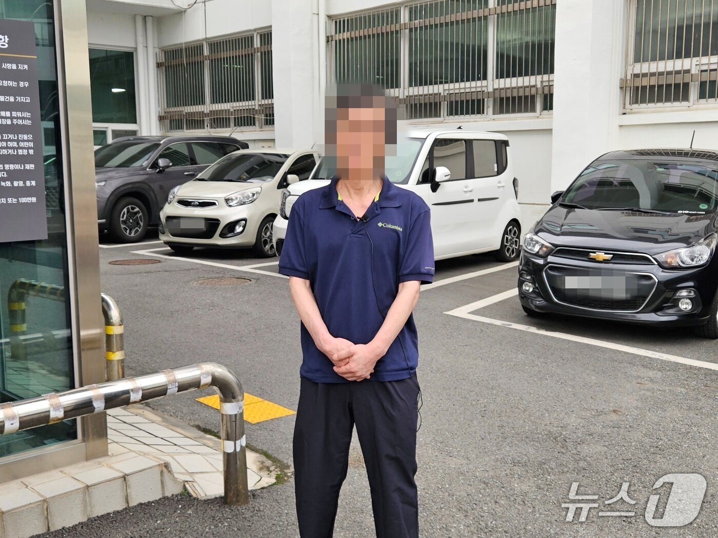 본문 이미지 - 장기 미제사건인 ‘2004년 강원 영월 영농조합 간사 살인사건’의 범인으로 1심에서 무기징역을 선고받은 뒤 항소심에서 무죄로 뒤집혀 풀려난 A 씨&#40;60&#41;가 기자들과 만나 소감을 밝히고 있다.2025.9.16 한귀섭 기자 