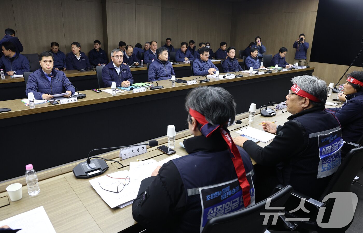 본문 이미지 - 서울교통공사 제1노조인 민주노총 산하 서울교통공사노조가 11일 서울 성동구 서울교통공사 본사에서 열린 본사에서 열린 서울지하철 노사 임금교섭 본회의에 참석하고 있다. &#40;공동취재&#41; 2025.12.11/뉴스1 ⓒ News1 이호윤 기자