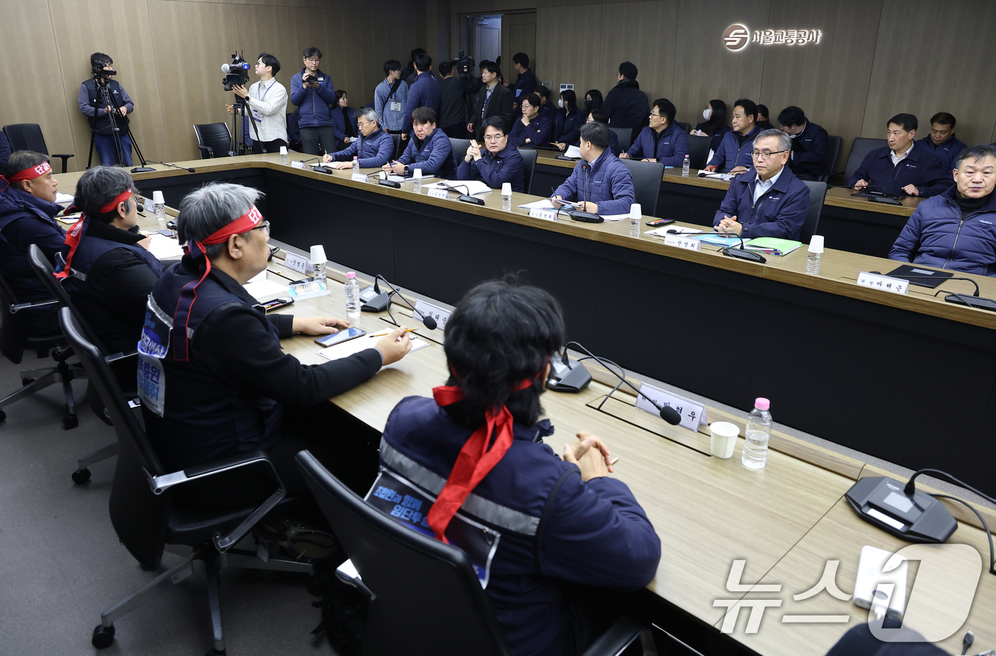 (서울=뉴스1) 이호윤 기자 = 서울교통공사 제1노조인 민주노총 산하 서울교통공사노조가 11일 서울 성동구 서울교통공사 본사에서 열린 본사에서 열린 서울지하철 노사 임금교섭 본회의 …