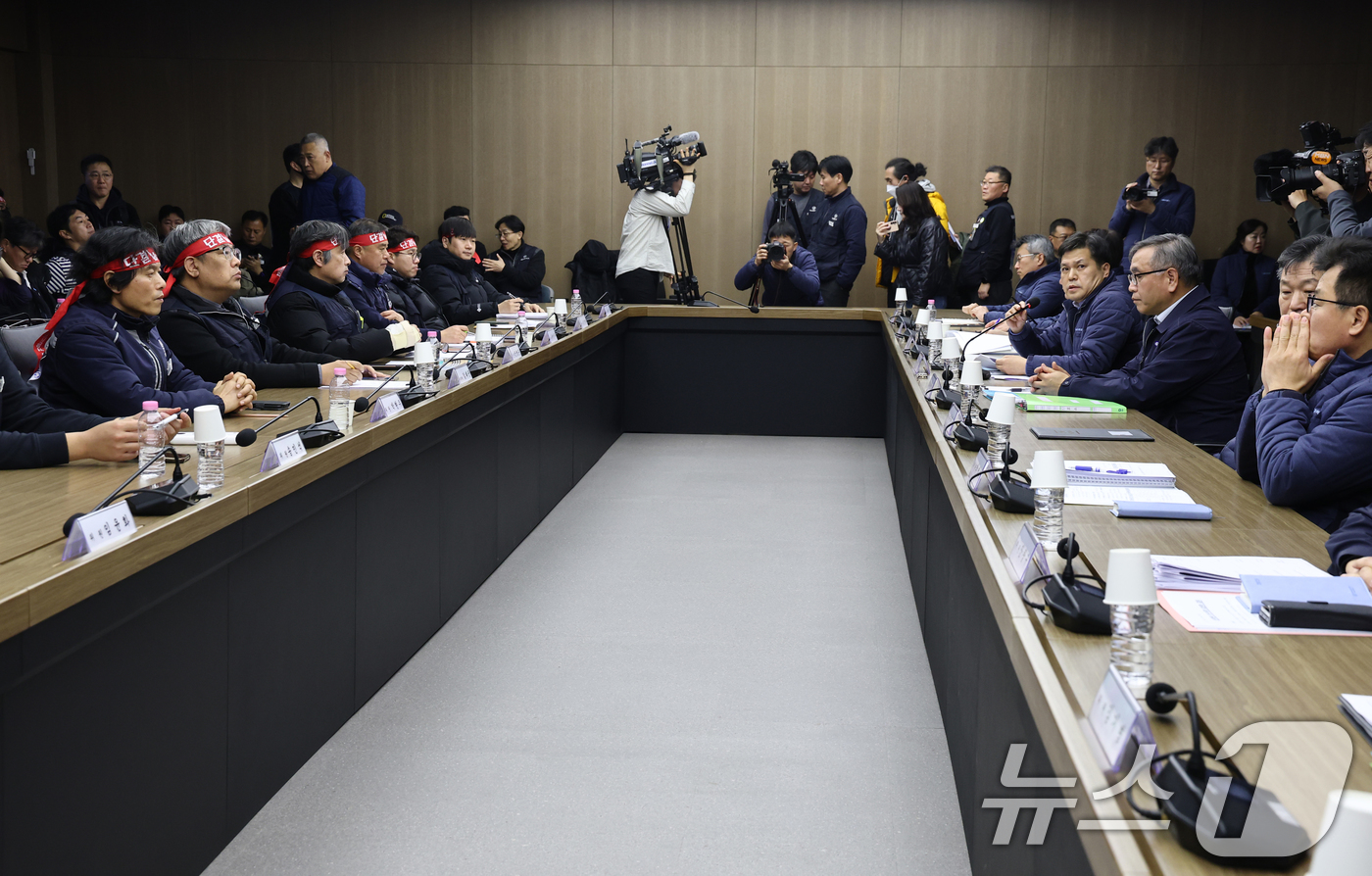 (서울=뉴스1) 이호윤 기자 = 서울교통공사 제1노조인 민주노총 산하 서울교통공사노조가 11일 서울 성동구 서울교통공사 본사에서 열린 본사에서 열린 서울지하철 노사 임금교섭 본회의 …