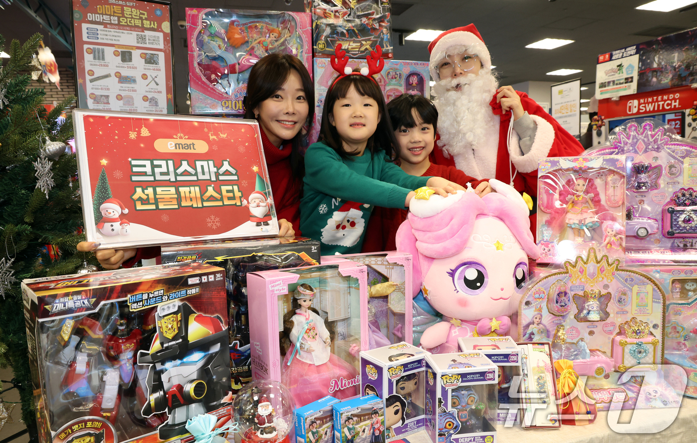 (서울=뉴스1) 김명섭 기자 = 11일 서울 용산구 이마트에서 모델들이 크리스마스 선물페스타를 알리고 있다.이마트는 11일부터 25일까지 '크리스마스  선물페스타'를 열고 크리스마 …