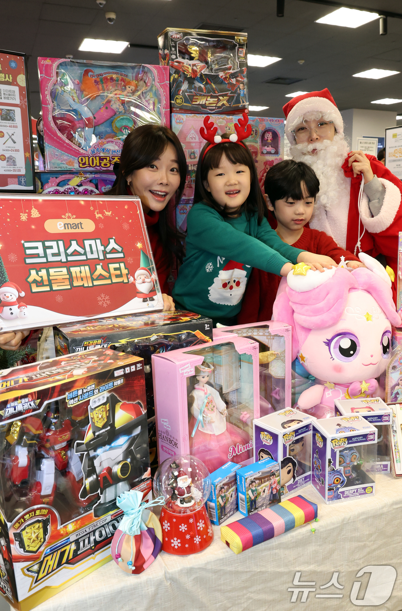 (서울=뉴스1) 김명섭 기자 = 11일 서울 용산구 이마트에서 모델들이 크리스마스 선물페스타를 알리고 있다.이마트는 11일부터 25일까지 '크리스마스  선물페스타'를 열고 크리스마 …