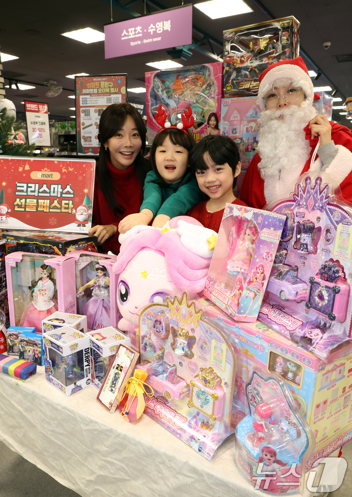 (서울=뉴스1) 김명섭 기자 = 11일 서울 용산구 이마트에서 모델들이 크리스마스 선물페스타를 알리고 있다.이마트는 11일부터 25일까지 '크리스마스  선물페스타'를 열고 크리스마 …