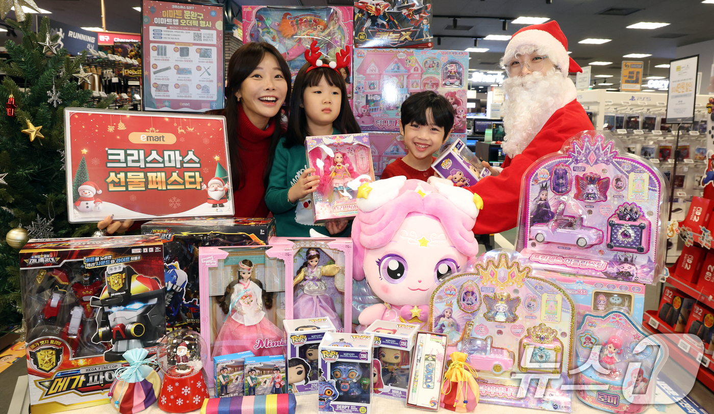 (서울=뉴스1) 김명섭 기자 = 11일 서울 용산구 이마트에서 모델들이 크리스마스 선물페스타를 알리고 있다.이마트는 11일부터 25일까지 '크리스마스  선물페스타'를 열고 크리스마 …
