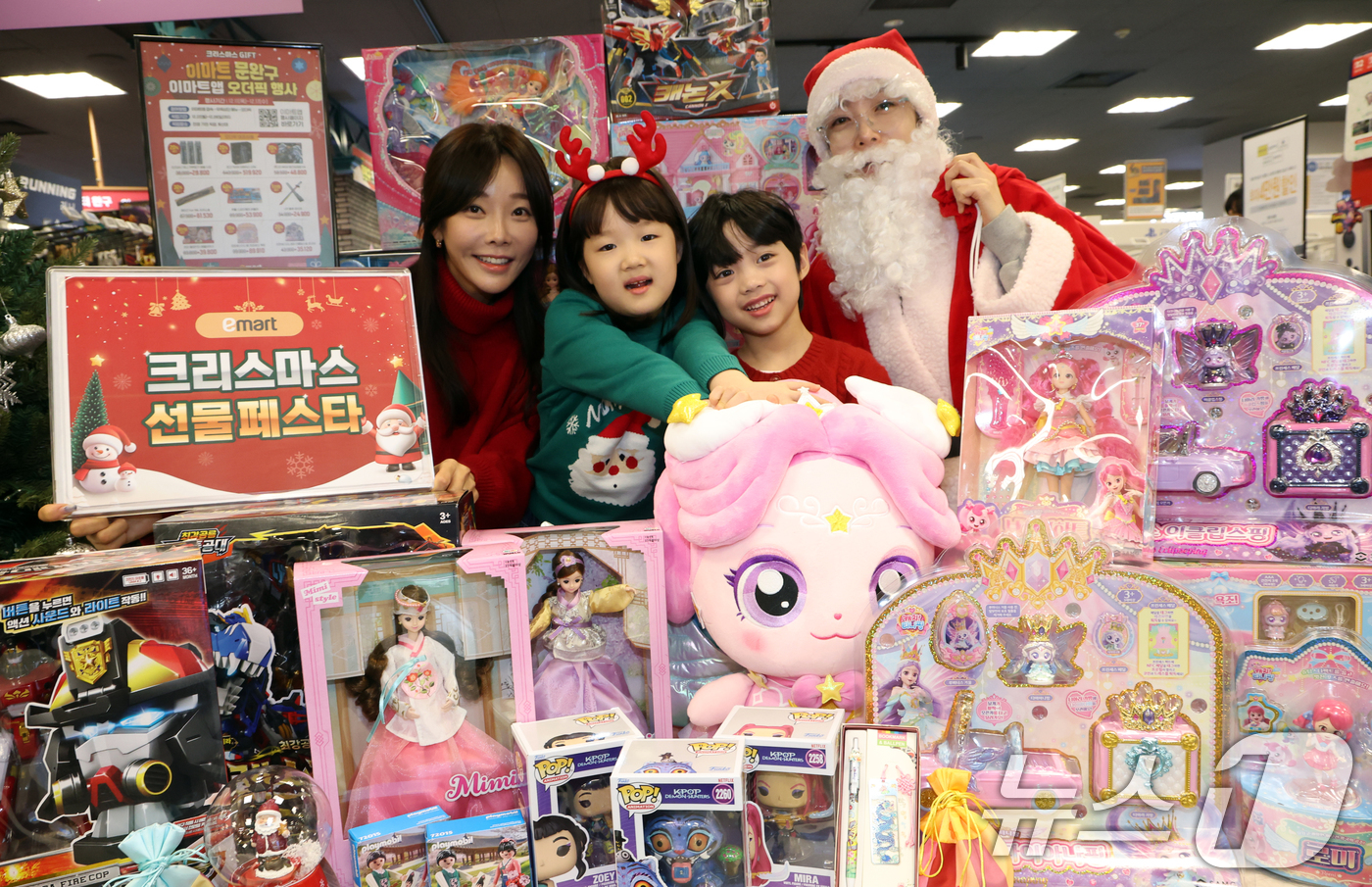 (서울=뉴스1) 김명섭 기자 = 11일 서울 용산구 이마트에서 모델들이 크리스마스 선물페스타를 알리고 있다.이마트는 11일부터 25일까지 '크리스마스  선물페스타'를 열고 크리스마 …