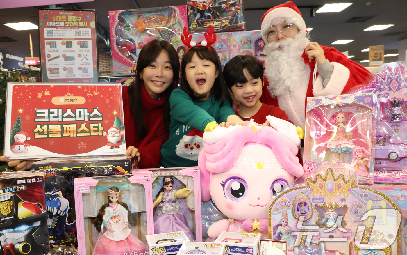 (서울=뉴스1) 김명섭 기자 = 11일 서울 용산구 이마트에서 모델들이 크리스마스 선물페스타를 알리고 있다.이마트는 11일부터 25일까지 '크리스마스  선물페스타'를 열고 크리스마 …
