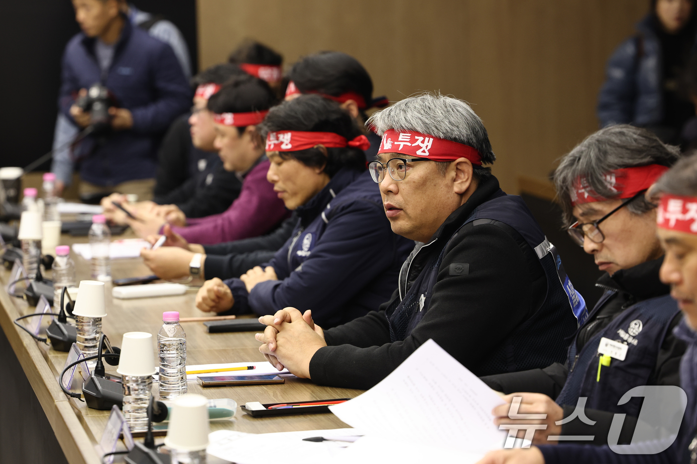 (서울=뉴스1) 이호윤 기자 = 김태균 민주노총 공공운수노조 서울교통공사노조위원장이 11일 서울 성동구 서울교통공사 본사에서 열린 본사에서 열린 서울지하철 노사 임금교섭 본회의에 …