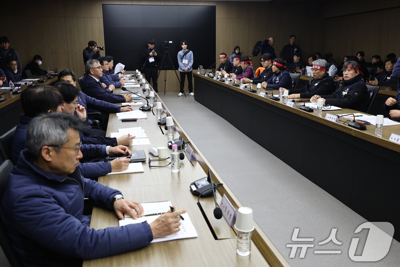 본문 이미지 - 서울교통공사 제1노조인 민주노총 산하 서울교통공사노조가 11일 서울 성동구 서울교통공사 본사에서 열린 본사에서 열린 서울지하철 노사 임금교섭 본회의에 참석하고 있다.  &#40;공동취재&#41; 2025.12.11/뉴스1 ⓒ News1 이호윤 기자