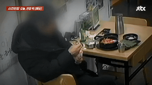 식사 중 갑자기 담뱃불 붙인 남성…"옆 손님 대화에 열받아서" 황당[영상]