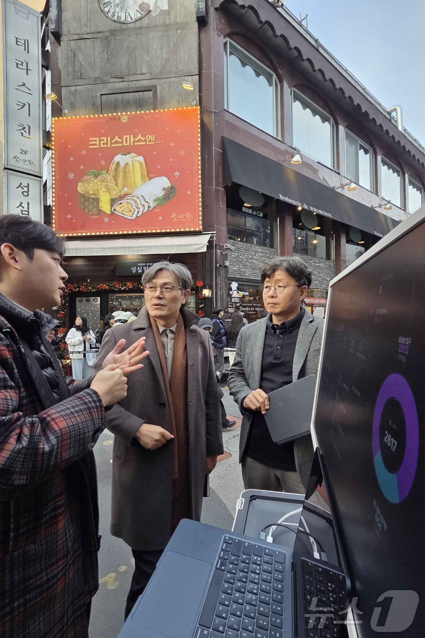 (대전=뉴스1) 김기태 기자 = 대전 중구 관계자들이 지난 10일 성심당 본점 앞에서 글로벌 라이다 전문기업 아우스터(Ouster)의 AI 기반 국내기업 그린에이아이와 함께 \'라 …