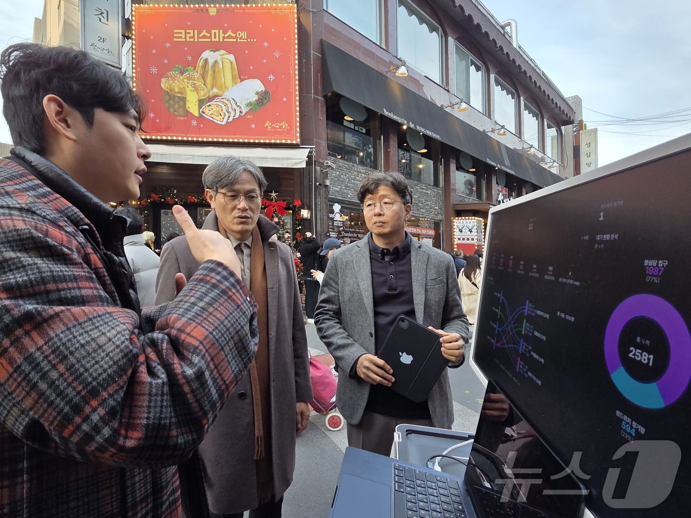 (대전=뉴스1) 김기태 기자 = 대전 중구 관계자들이 지난 10일 성심당 본점 앞에서 글로벌 라이다 전문기업 아우스터(Ouster)의 AI 기반 국내기업 그린에이아이와 함께 \'라 …