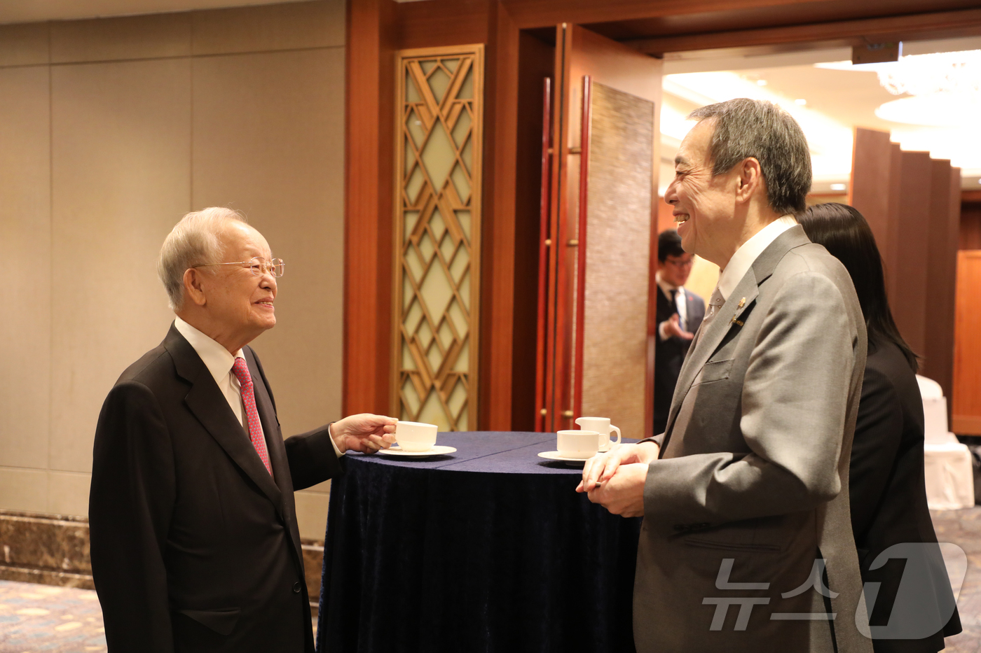 (서울=뉴스1) = 손경식 한국경영자총협회 회장 11일 오전 서울 중구 롯데호텔에서 열린 ‘주한일본대사 초청 회장단 간담회’에서 미즈시마 코이치 주한일본대사와 대화를 나누고 있다. …