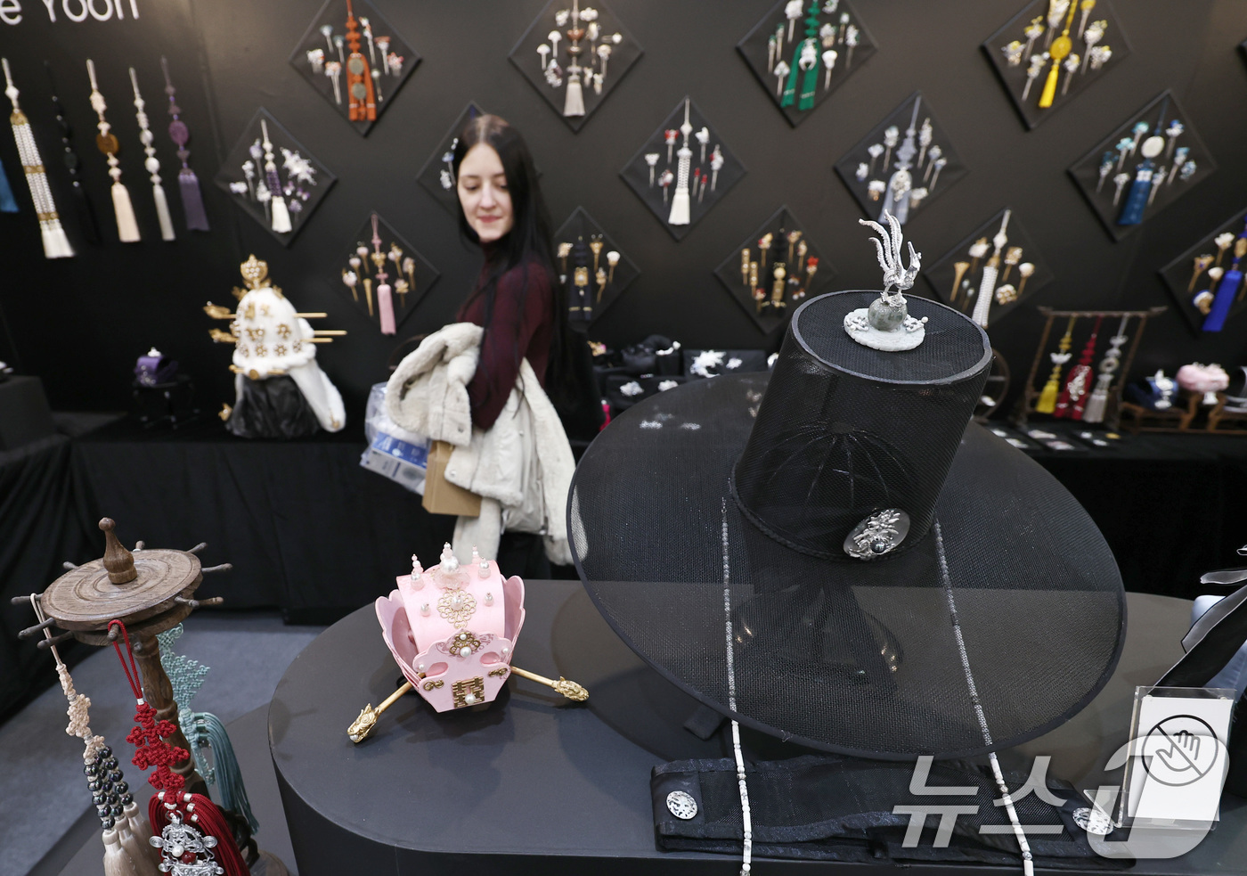 (서울=뉴스1) 구윤성 기자 = 11일 서울 강남구 코엑스에서 열린 '2025 공예트렌드페어'에서 외국인 참관객이 갓과 노리개 등 수공예품을 살펴보고 있다. 2025.12.11/뉴 …