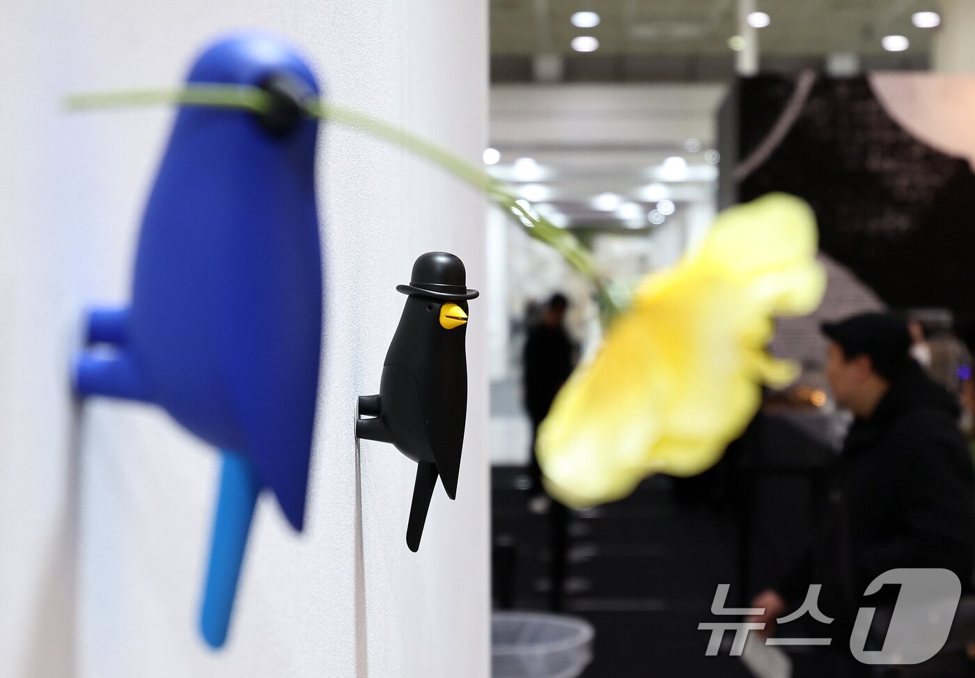 본문 이미지 - 11일 서울 강남구 코엑스에서 열린 &#39;2025 공예트렌드페어&#39;에 새 오브제가 전시돼 있다. 2025.12.11/뉴스1 ⓒ News1 구윤성 기자