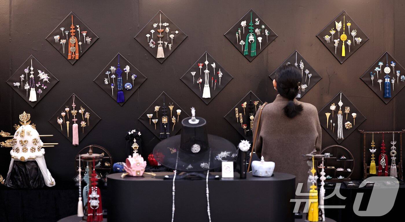 본문 이미지 - 11일 서울 강남구 코엑스에서 열린 &#39;2025 공예트렌드페어&#39;에서 참관객이 노리개 등 수공예 제품을 살펴보고 있다. 2025.12.11/뉴스1 ⓒ News1 구윤성 기자