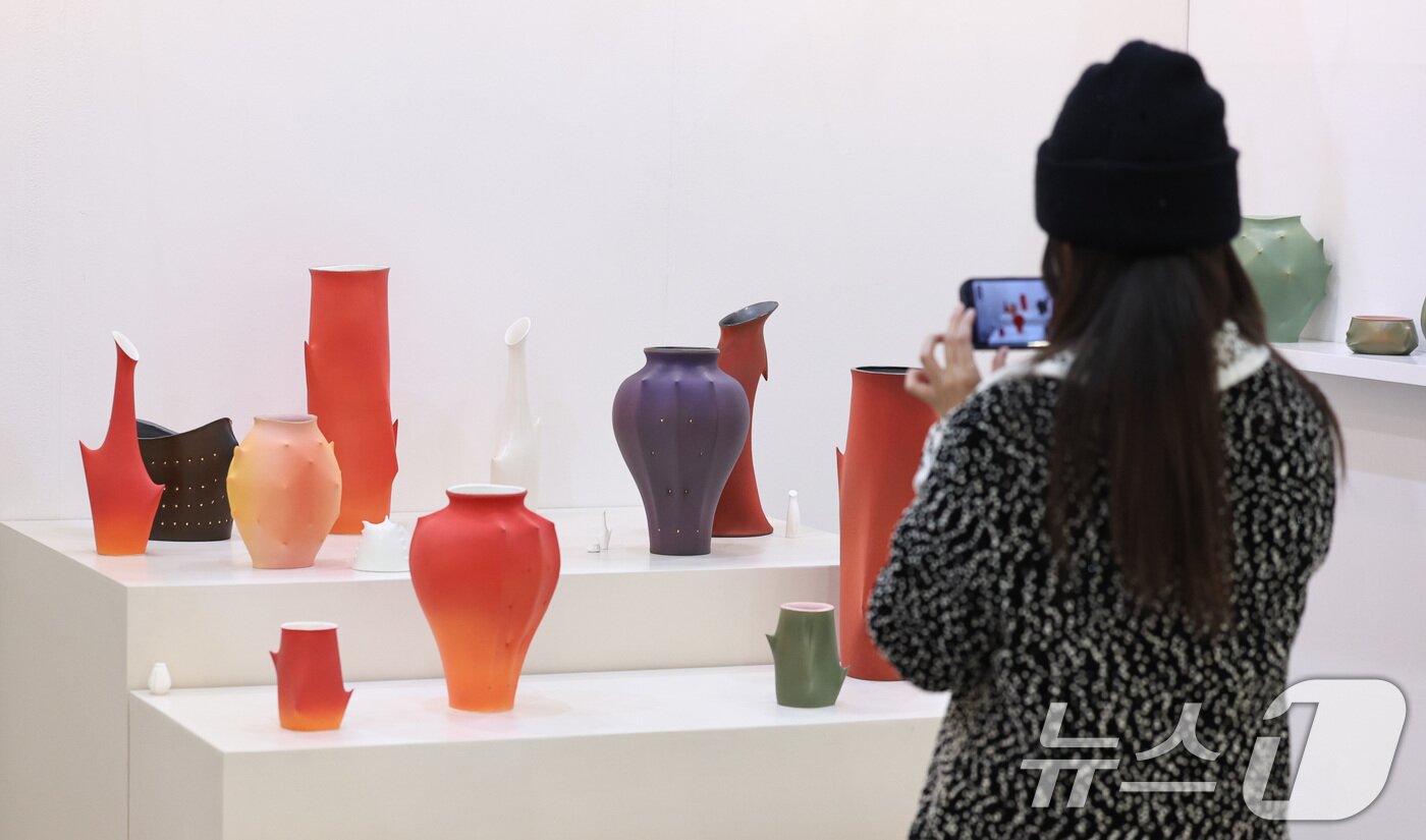 본문 이미지 - 11일 서울 강남구 코엑스에서 열린 &#39;2025 공예트렌드페어&#39;에서 참관객이 수공예 작품을 살펴보고 있다. 2025.12.11/뉴스1 ⓒ News1 구윤성 기자