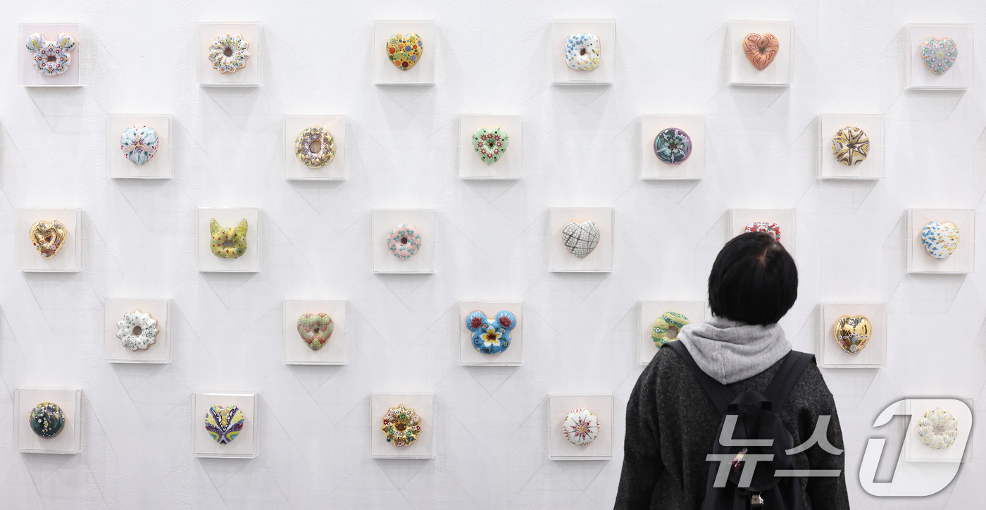 (서울=뉴스1) 구윤성 기자 = 11일 서울 강남구 코엑스에서 열린 '2025 공예트렌드페어'에서 참관객이 수공예 작품을 살펴보고 있다. 2025.12.11/뉴스1