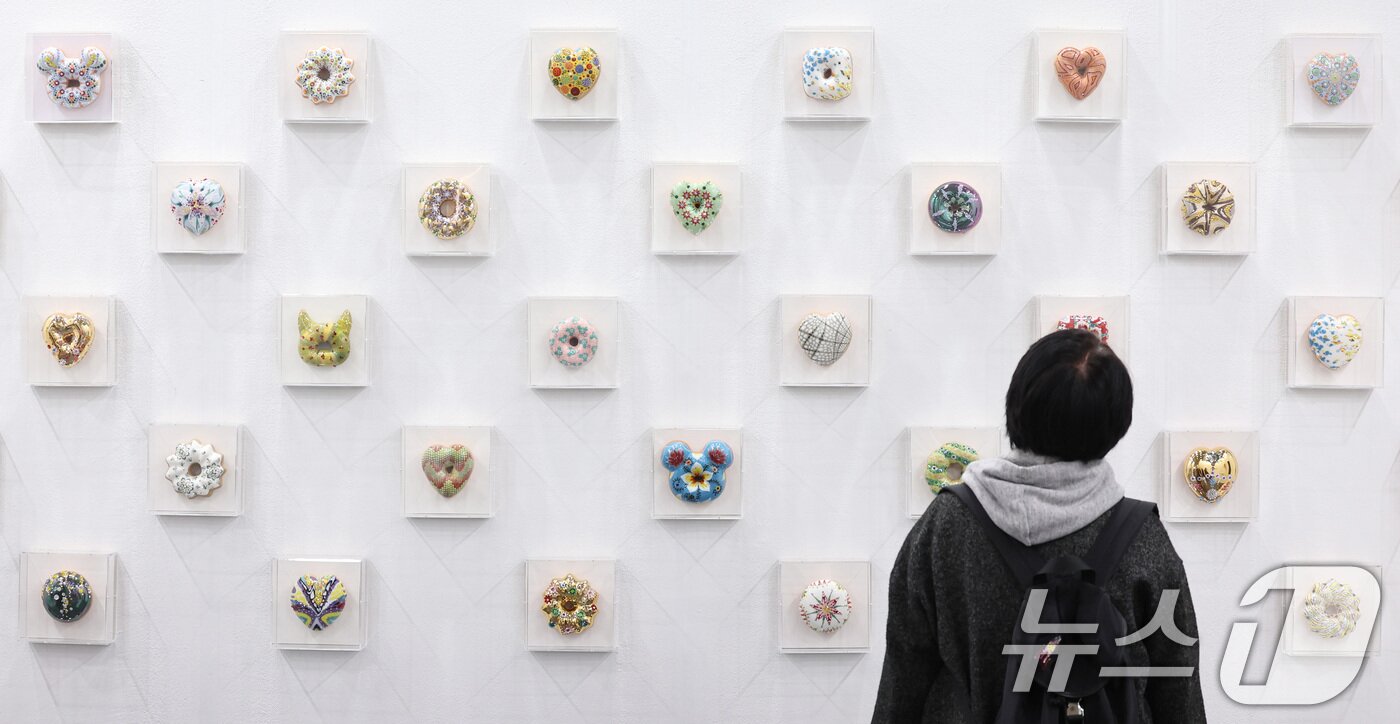 본문 이미지 - 11일 서울 강남구 코엑스에서 열린 &#39;2025 공예트렌드페어&#39;에서 참관객이 수공예 작품을 살펴보고 있다. 2025.12.11/뉴스1 ⓒ News1 구윤성 기자