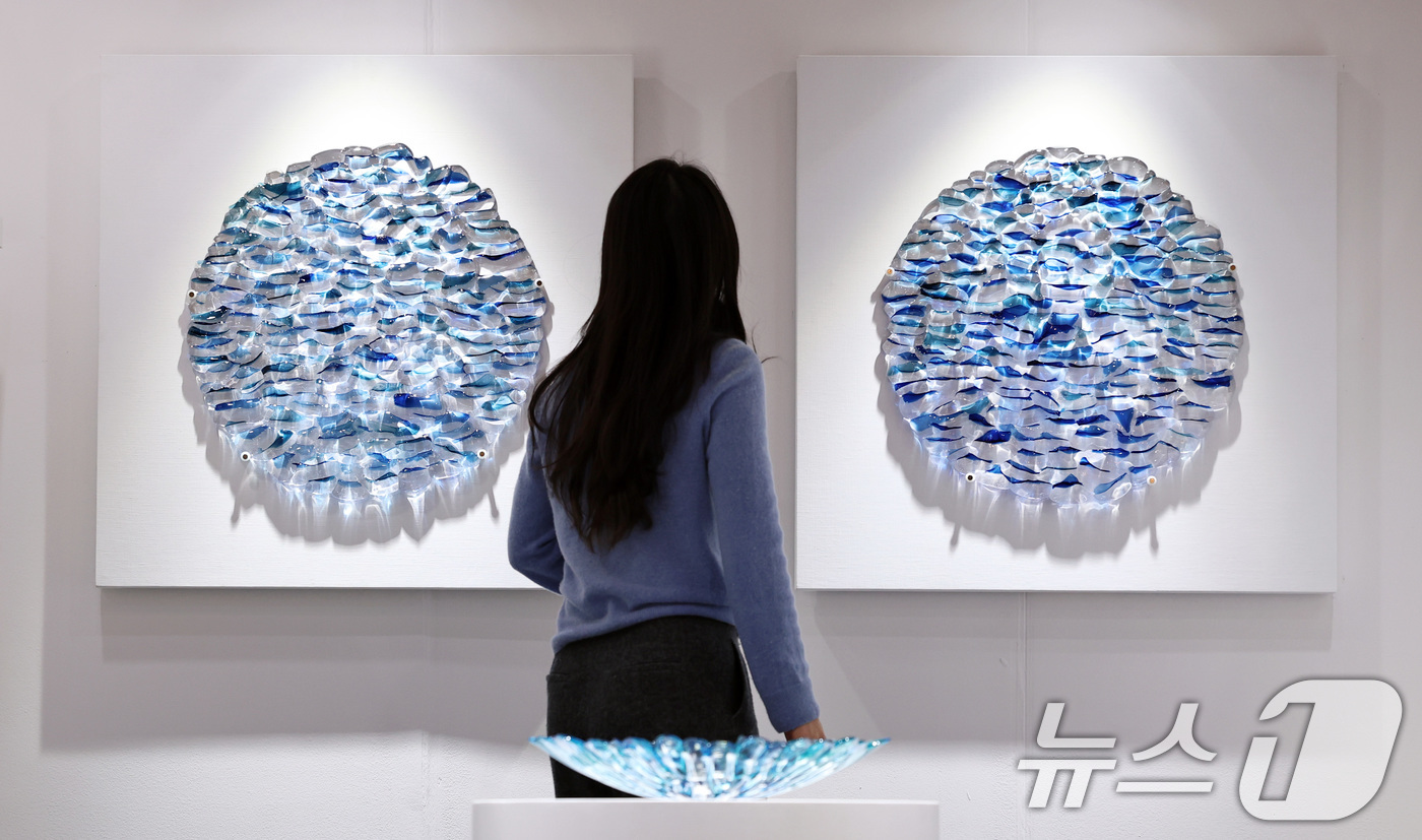 (서울=뉴스1) 구윤성 기자 = 11일 서울 강남구 코엑스에서 열린 '2025 공예트렌드페어'에서 참관객이 수공예 작품을 살펴보고 있다. 2025.12.11/뉴스1