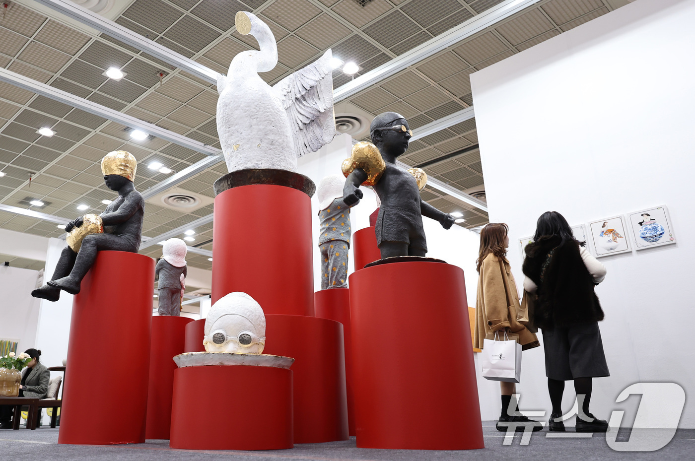 (서울=뉴스1) 구윤성 기자 = 11일 서울 강남구 코엑스에서 열린 '2025 공예트렌드페어'에서 참관객들이 작품을 살펴보고 있다.  2025.12.11/뉴스1