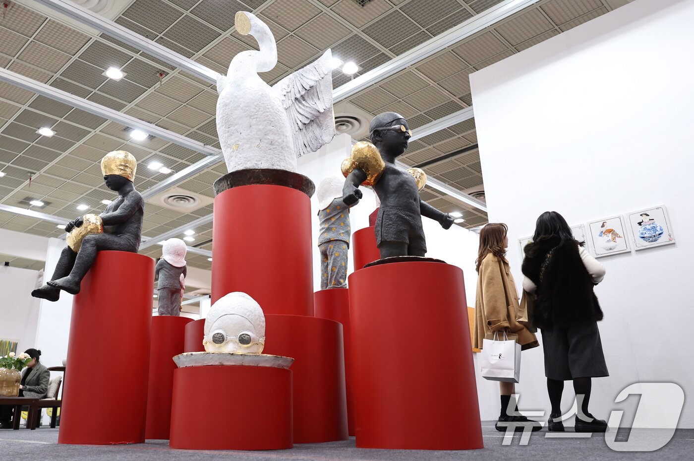 본문 이미지 - 11일 서울 강남구 코엑스에서 열린 &#39;2025 공예트렌드페어&#39;에서 참관객들이 작품을 살펴보고 있다. 2025.12.11/뉴스1 ⓒ News1 구윤성 기자
