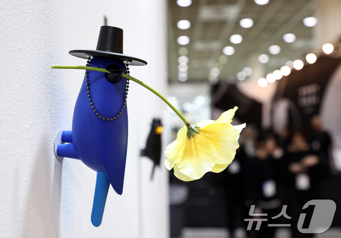 (서울=뉴스1) 구윤성 기자 = 11일 서울 강남구 코엑스에서 열린 '2025 공예트렌드페어'에서 갓을 쓴 파랑새 오브제가 전시돼 있다.  2025.12.11/뉴스1