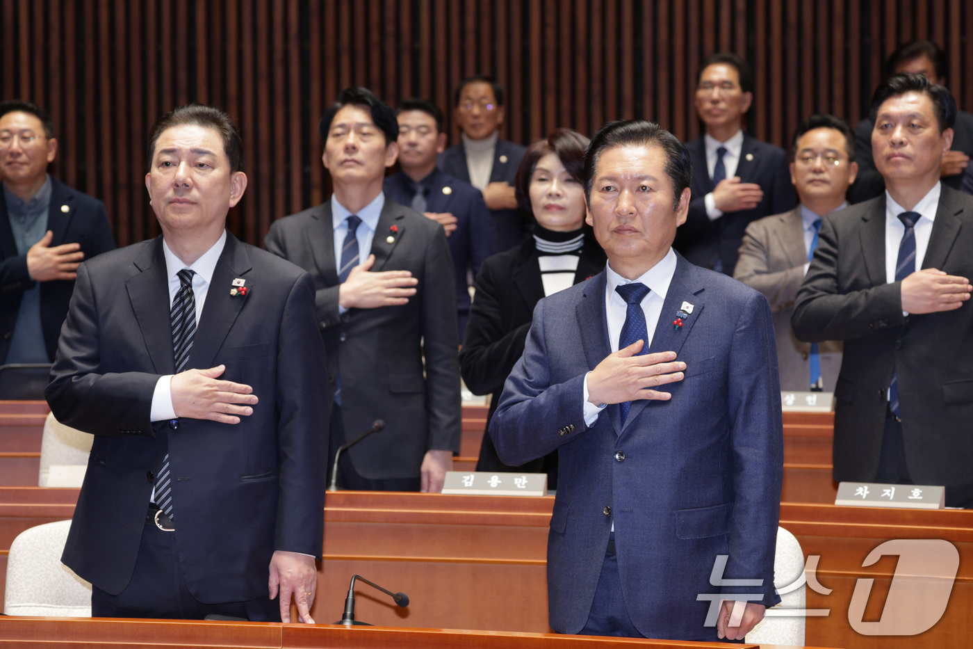 (서울=뉴스1) 신웅수 기자 = 정청래 더불어민주당 대표와 김병기 원내대표가 11일 서울 여의도 국회에서 열린 의원총회에서 국민의례를 하고 있다. 2025.12.11/뉴스1