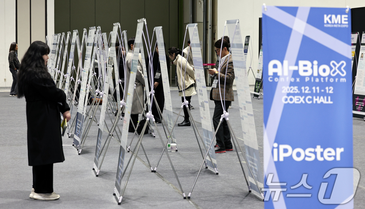 (서울=뉴스1) 구윤성 기자 = 11일 서울 강남구 코엑스에서 열린 '코리아 메타버스 페스티벌'에서 참관객들이 배너를 살펴보고 있다. 2025.12.11/뉴스1