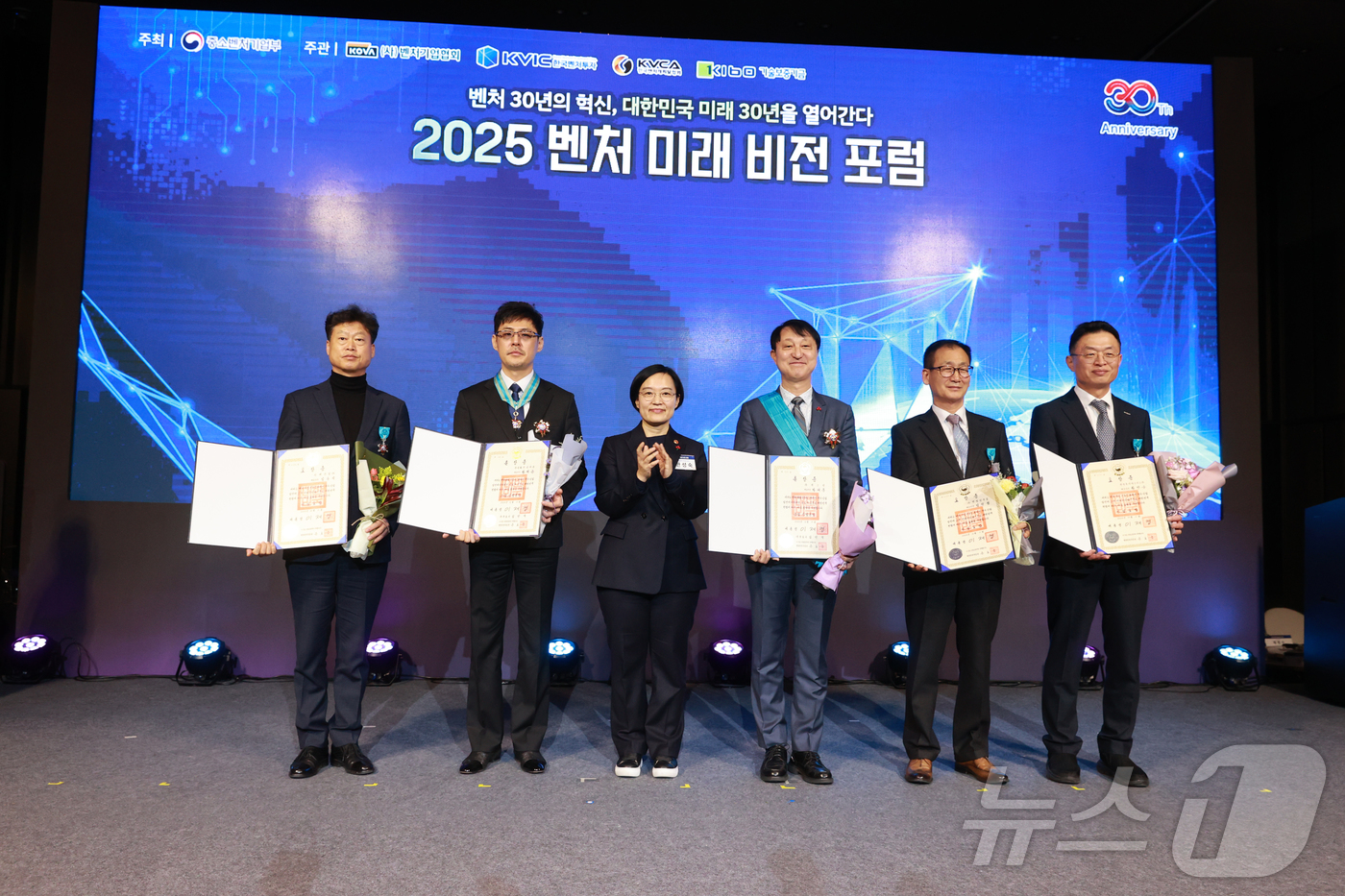 (서울=뉴스1) = 한성숙 중소벤처기업부 장관이 11일 서울 강남구 코엑스에서 열린 ‘벤처 미래 비전 포럼’에서 유공 포상 수상자들과 기념 촬영을 하고 있다. (중소벤처기업부 제공 …