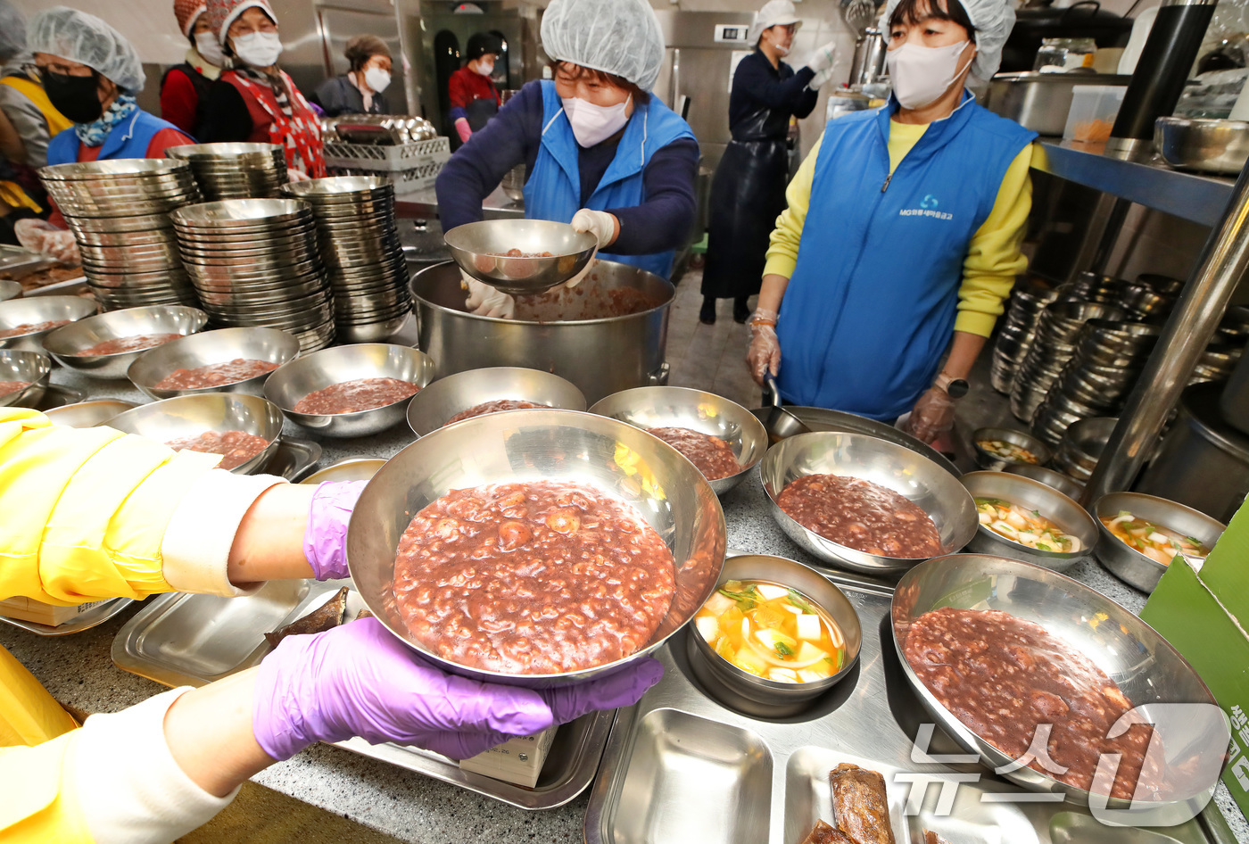 (대구=뉴스1) 공정식 기자 = 11일 대구 서구 내당노인복지관에서 열린 '사랑의 팥죽 나눔' 행사에서 대한적십자사 대구서구지구협의회와 MG와룡새마을금고 봉사자들이 어르신을 위해 …