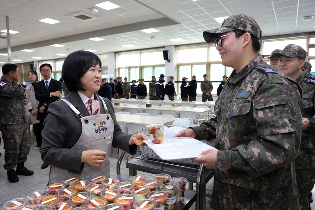 홍소영 병무청장, 공군 장병에 '병역이행 응원 글' 전달