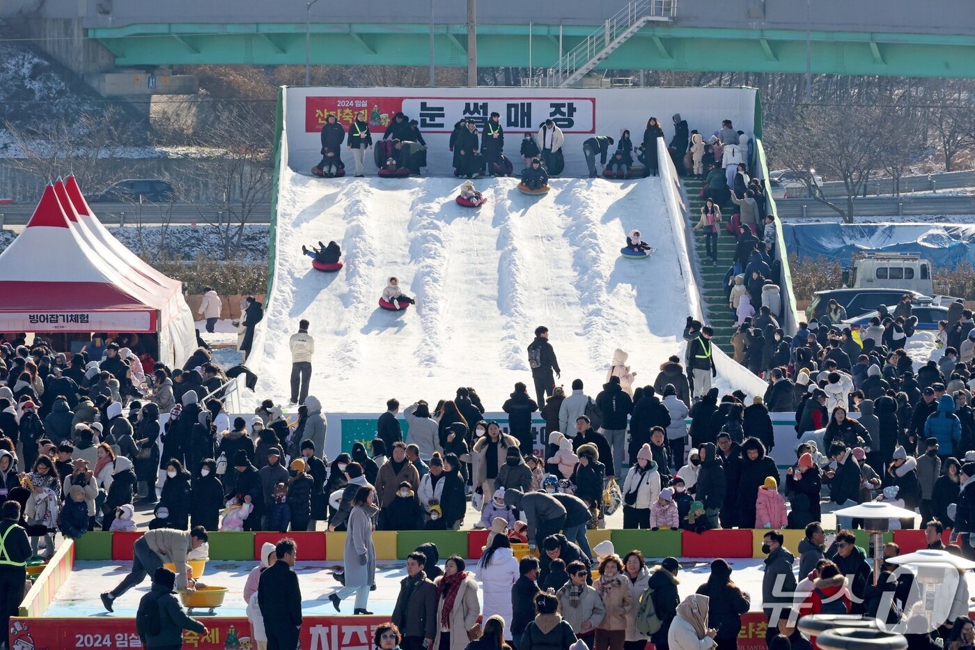 본문 이미지 - 전북 임실군이 눈썰매장을 6개 라인 60m 길이로 확장했다.&#40;임실군제공. 재판매 및 DB금지&#41;2025.12.11/뉴스1