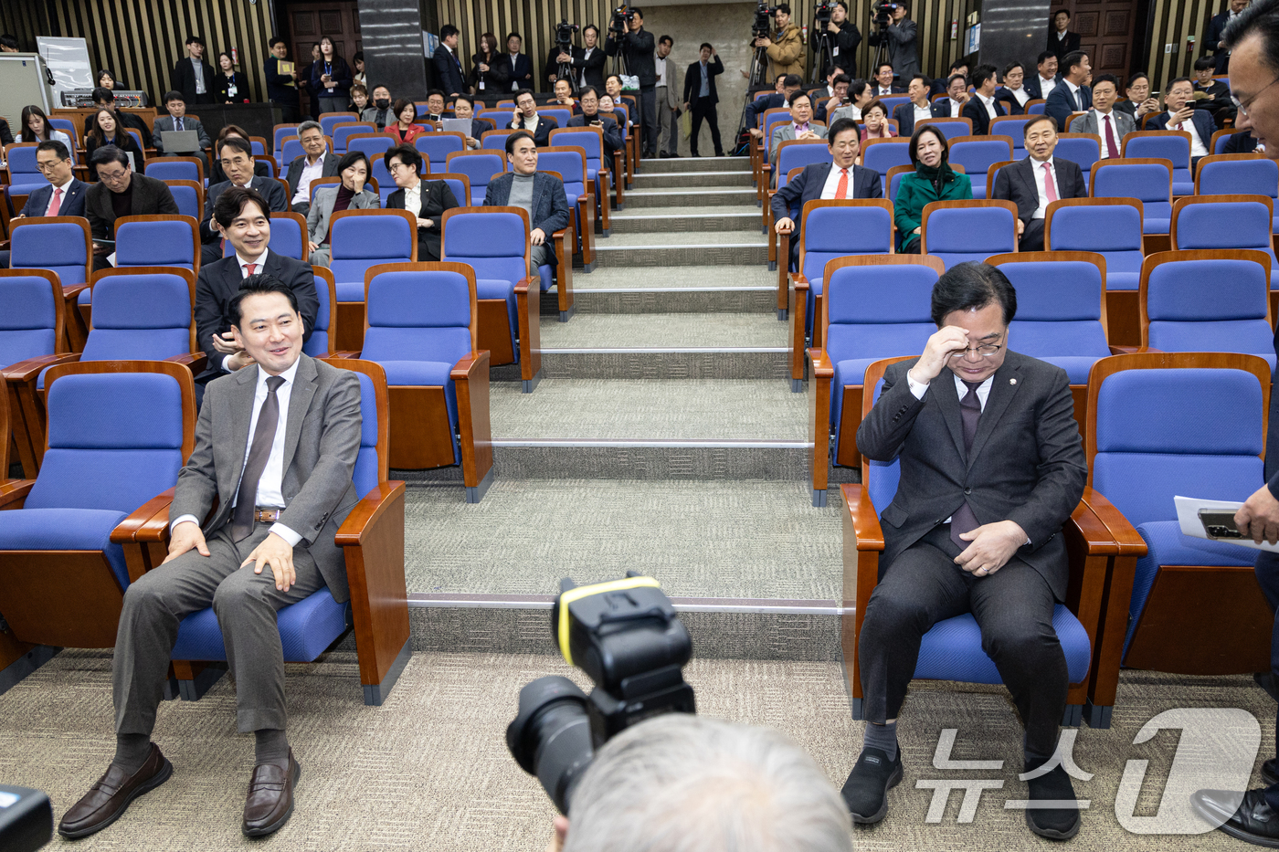 (서울=뉴스1) 이승배 기자 = 장동혁 국민의힘 대표와 송언석 원내대표가 11일 서울 여의도 국회에서 열린 의원총회에 참석해 있다. 2025.12.11/뉴스1