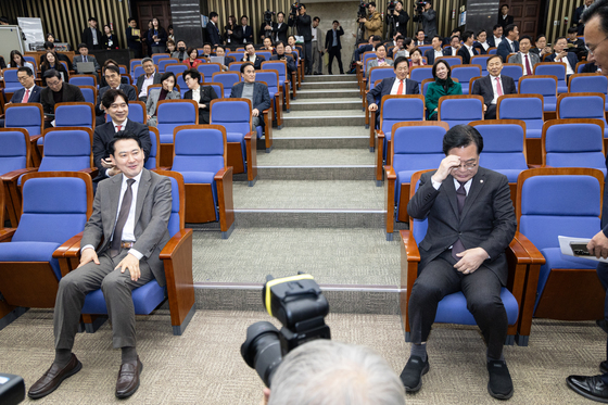 의원총회 참석한 장동혁 대표와 송언석 원내대표