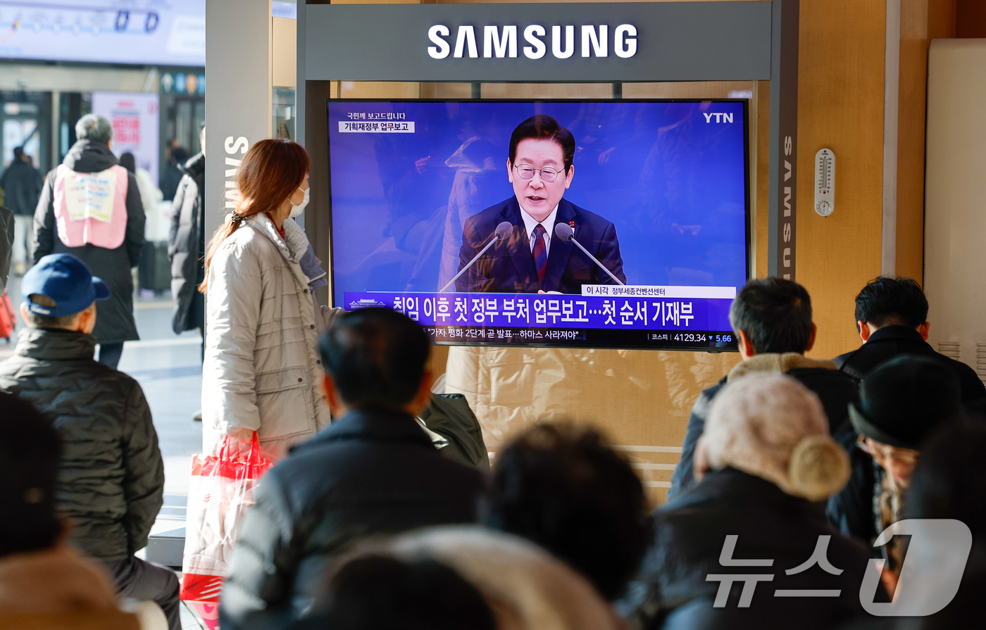 (서울=뉴스1) 안은나 기자 = 11일 서울역에서 이재명 대통령의 취임 후 첫 기관별 업무보고(기획재정부·국가데이터처) 모두 발언 생중계 화면이 나오고 있다.강유정 대통령실 대변인 …