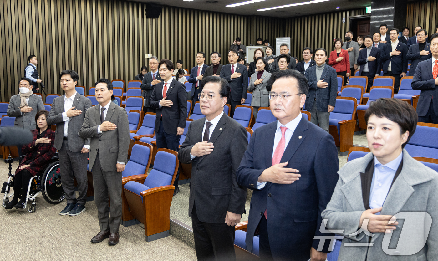 (서울=뉴스1) 이승배 기자 = 장동혁 국민의힘 대표가 11일 서울 여의도 국회에서 열린 의원총회에 참석해 국민의례하고 있다. 2025.12.11/뉴스1