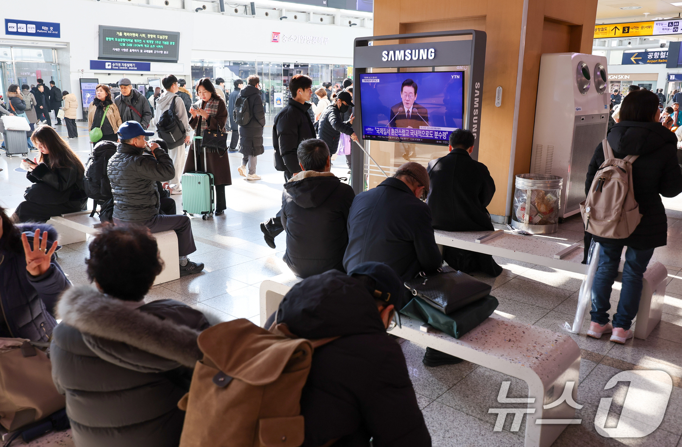 (서울=뉴스1) 안은나 기자 = 11일 서울역에서 이재명 대통령의 취임 후 첫 기관별 업무보고(기획재정부·국가데이터처) 모두 발언 생중계 화면이 나오고 있다.강유정 대통령실 대변인 …