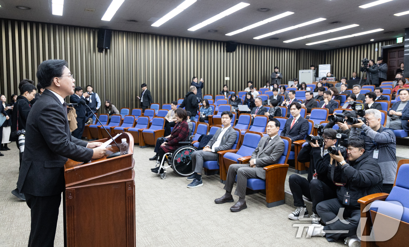 (서울=뉴스1) 이승배 기자 = 송언석 국민의힘 원내대표가 11일 서울 여의도 국회에서 열린 의원총회에서 발언하고 있다. 2025.12.11/뉴스1