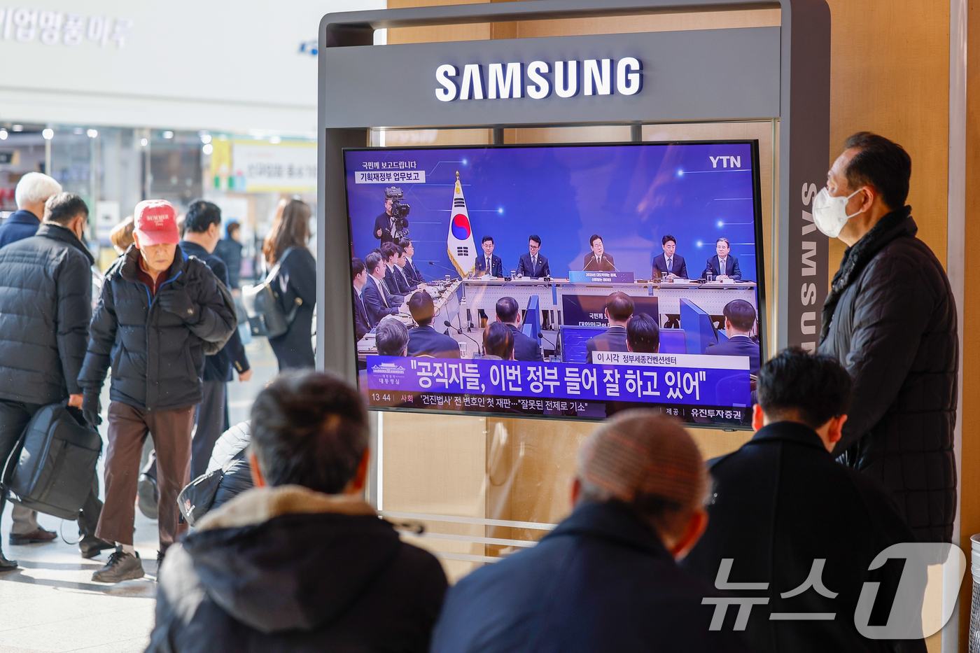 (서울=뉴스1) 안은나 기자 = 11일 서울역에서 이재명 대통령의 취임 후 첫 기관별 업무보고(기획재정부·국가데이터처) 모두 발언 생중계 화면이 나오고 있다.강유정 대통령실 대변인 …