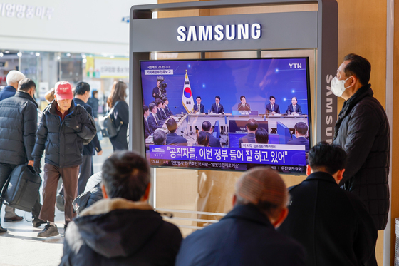 이 대통령, 취임 후 첫 정부부처 업무보고