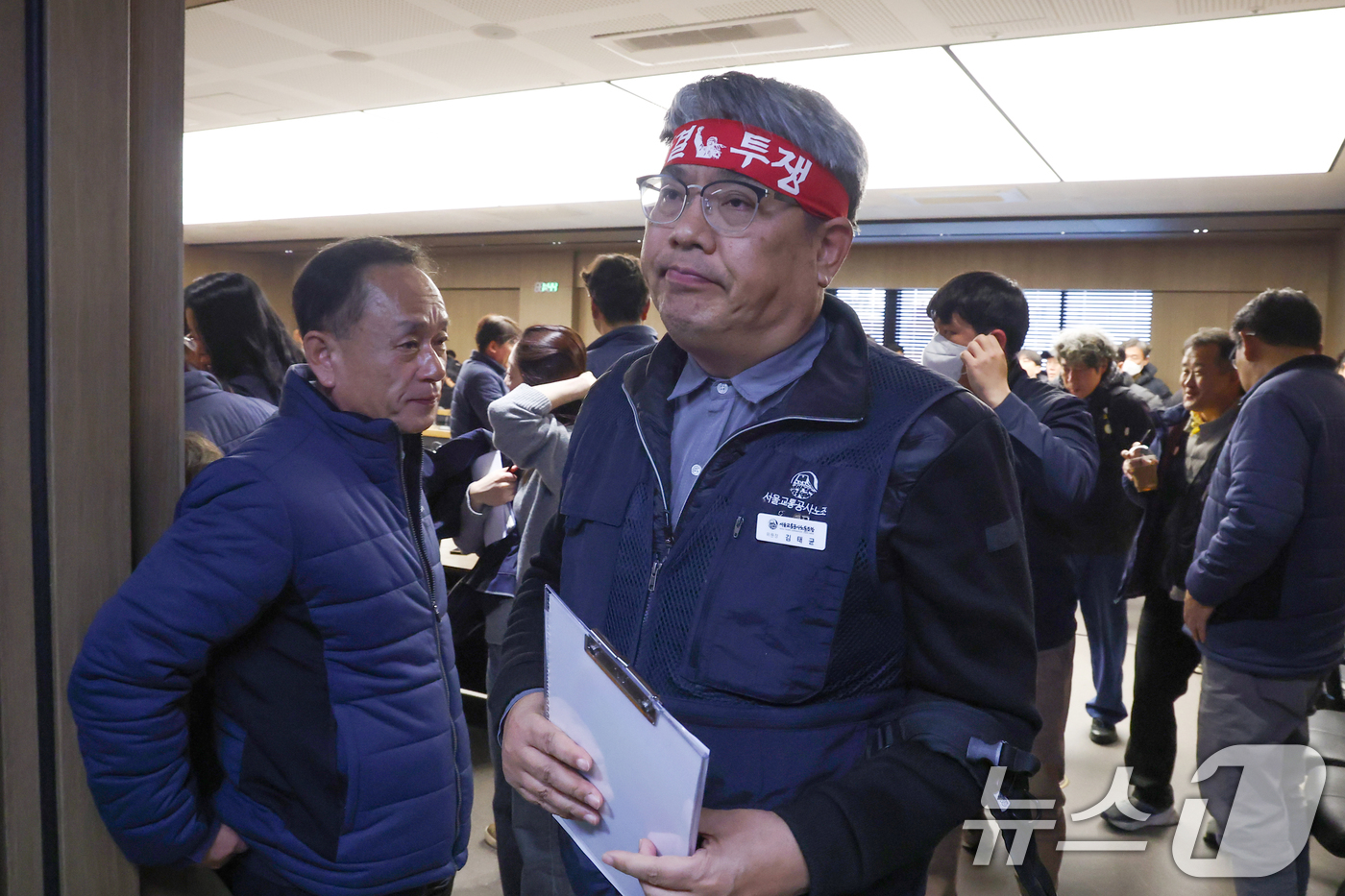 (서울=뉴스1) 이호윤 기자 = 김태균 민주노총 공공운수노조 서울교통공사노조위원장이 11일 서울 성동구 서울교통공사 본사에서 열린 서울지하철 노사 임금교섭 본회의 정회로 회의실을 …