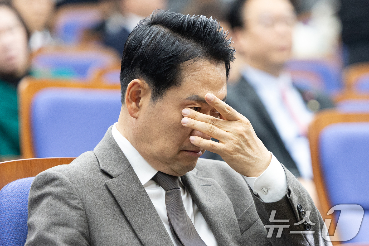 (서울=뉴스1) 이승배 기자 = 장동혁 국민의힘 대표가 11일 서울 여의도 국회에서 열린 의원총회에 참석해 눈가를 만지고 있다. 2025.12.11/뉴스1