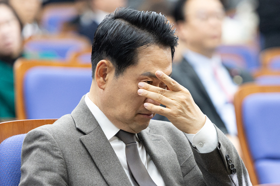 눈가 만지는 장동혁 대표